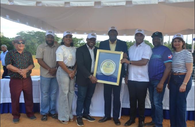 El vicerrector Administrativo de la UASD, Antonio Ciriaco cruz recibe su reconocimiento de parte de los dirigente de Asodemu, en el marco de la inauguración del Trigésimo Tercer Torneo de Softball, dedicado a distintas personalidades de la Academia.