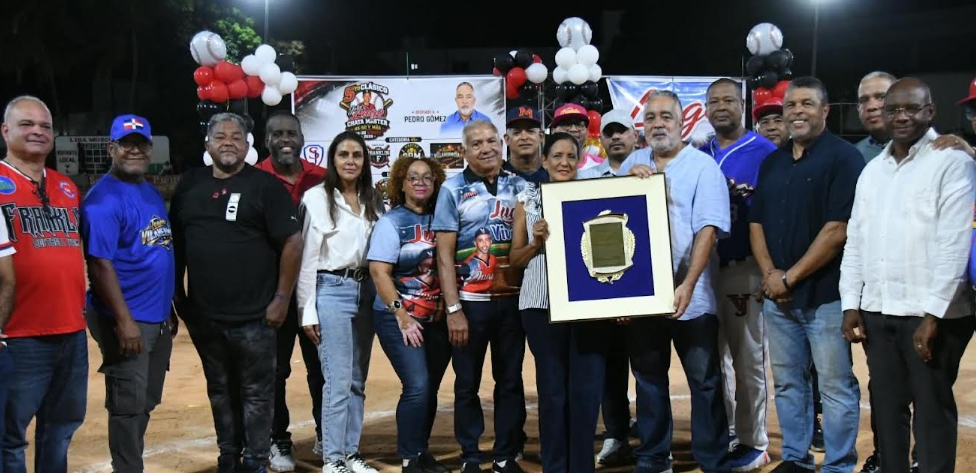 Ignacio Capellán y Jorge Casado, junto los invitados de honor, entregan una placa a Pedro Gómez, por la dedicatoria del V Clásico Julio Lugo de Softbol, en las categorías master para jugadores mayores de 45 años y sénior, para los que pasan de 50, versión 2026.
