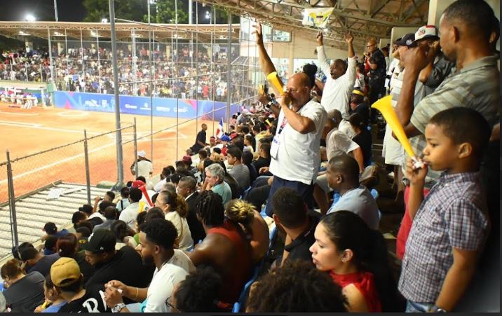 El estadio de softbol No. Uno del Centro Olímpico Juan Pablo Duarte estuvo abarrotado durante todos los días de competencia del torneo femenino de softbol de los XXV Juegos Centroamericanos y del Caribe, Santo Domingo 2026