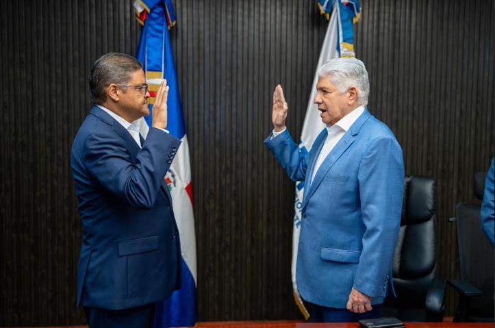 Ministro de Obras Públicas Eduardo Estrella juramenta a nuevo director ejecutivo del Intrant, Juan Manuel Mendez