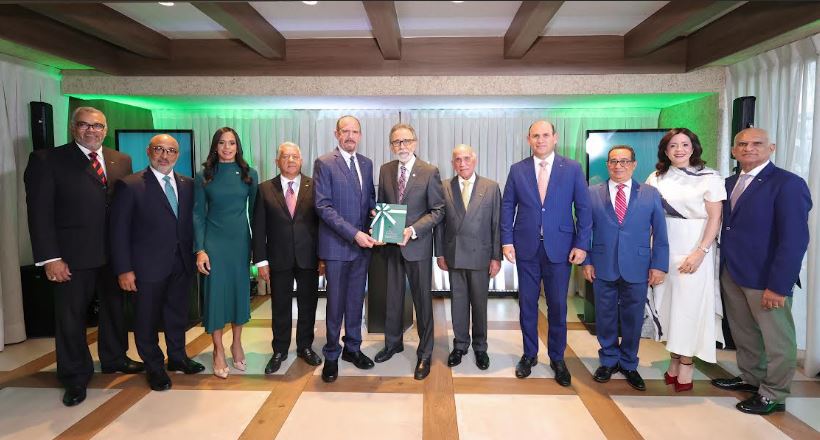 Banco Caribe rinde homenaje a Edmundo Aja por su legado y contribución al desarrollo de la institución