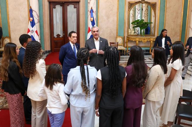 Presidente Abinader recibe a los estudiantes dominicanos residentes en España galardonados con el Premio al Mérito Escolar 2026