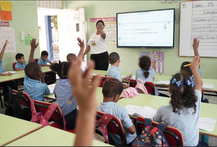 Ministerio de Educación asegura cobertura total de docentes para el año escolar 2026-2027