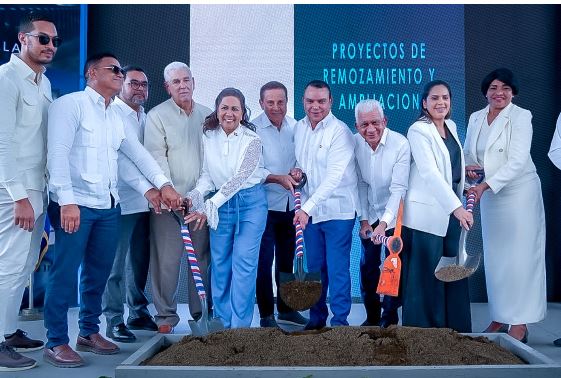 Presidente del Senado Ricardo de los Santos dando un palazo para la construcciòn de obra en su provincia