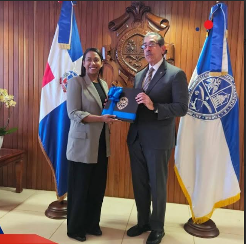Rector de la UASD recibe visita del cónsul general en Islas Canarias