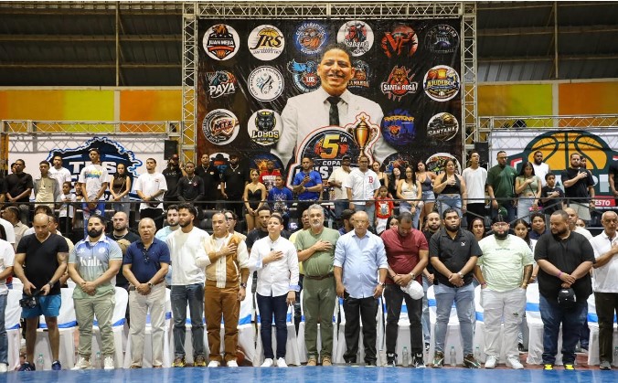 Diputado Luis Báez encabeza inauguración del primer Torneo Superior de Baloncesto en Baní