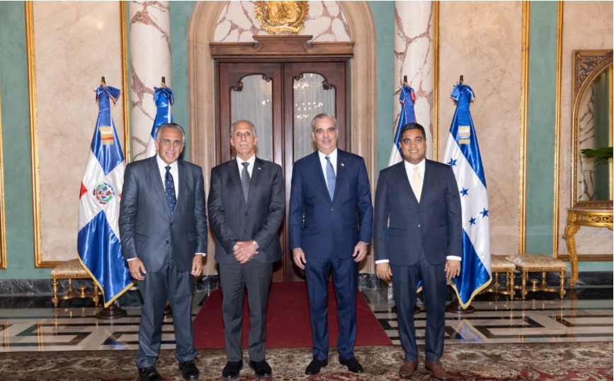 Nasry Asfura Zablah fue recibido este domingo en el Palacio Nacional por el presidente Luis Abinader, junto a una pequeña comisión de funcionarios e invitados.