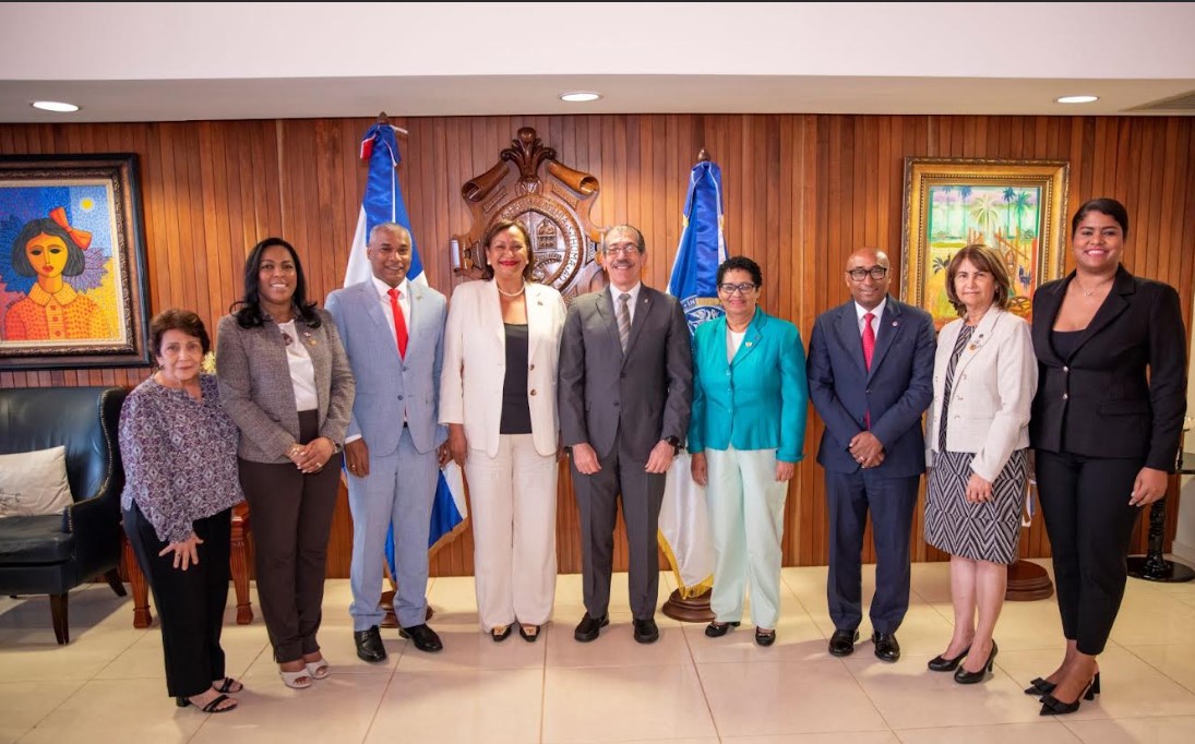 El rector de la UASD, doctor Jorge Asjana David y el cónsul dominicano en Marbella, Francia Ana Emilia Báez Santana con el acompañamiento de funcionarios de la Primada de América.