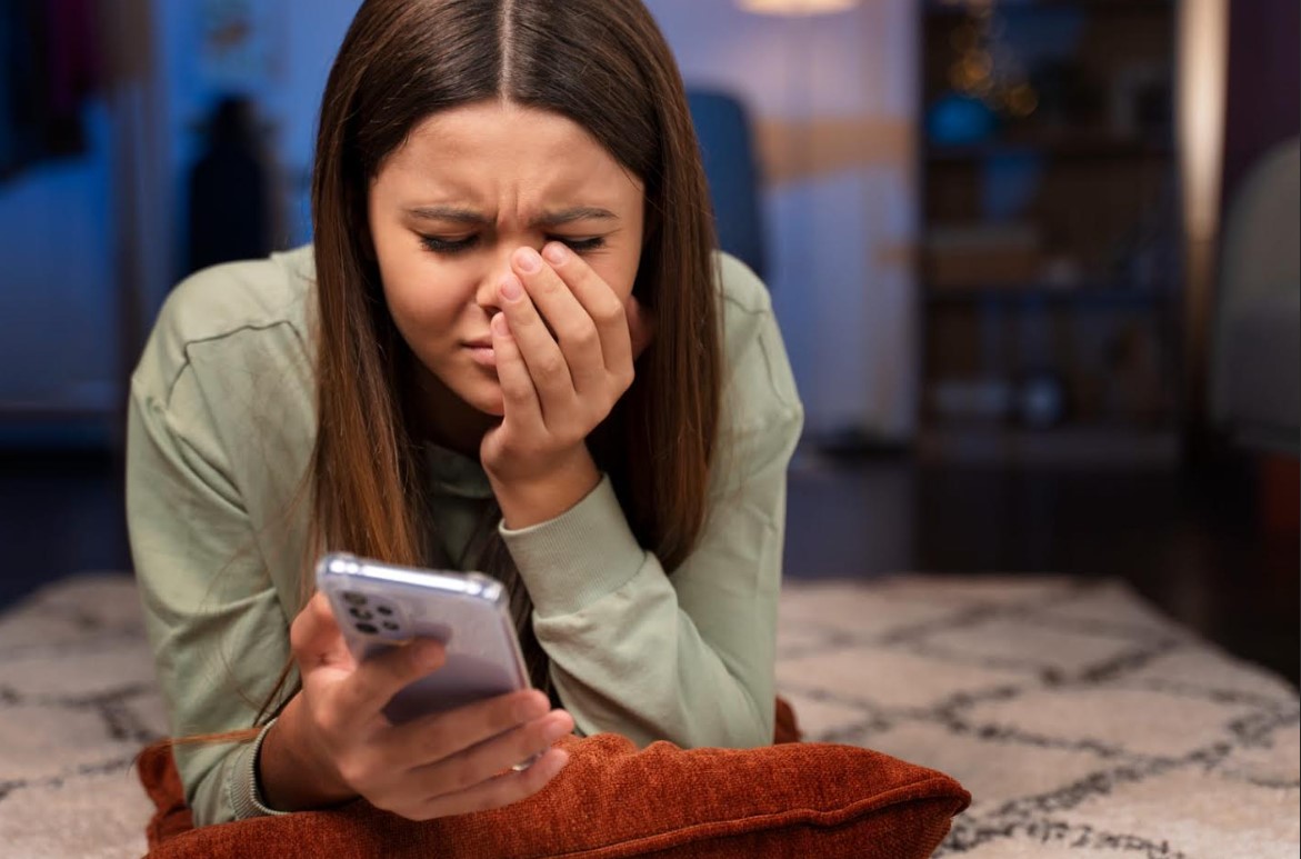 Abuso digital: la amenaza invisible que ya afecta a casi la mitad de los adultos, según Kaspersky