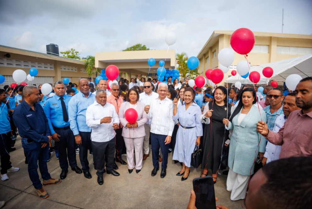 Presidente del Senado, Ricardo de los Santos da inicio al año escolar 2026-2027