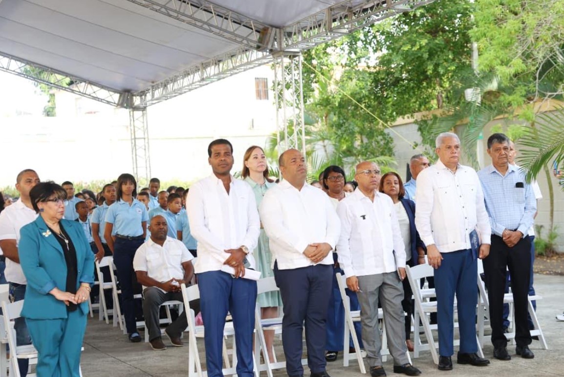 El presidente de la Cámara de Diputados en el centro de los asistentes