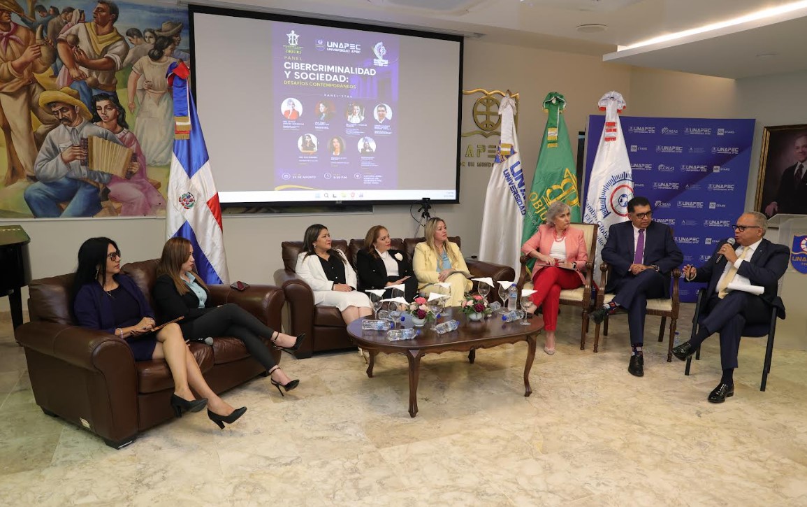 Alejandro Moscoso Segarra, junto a los panelistas nacionales e internacionales.
