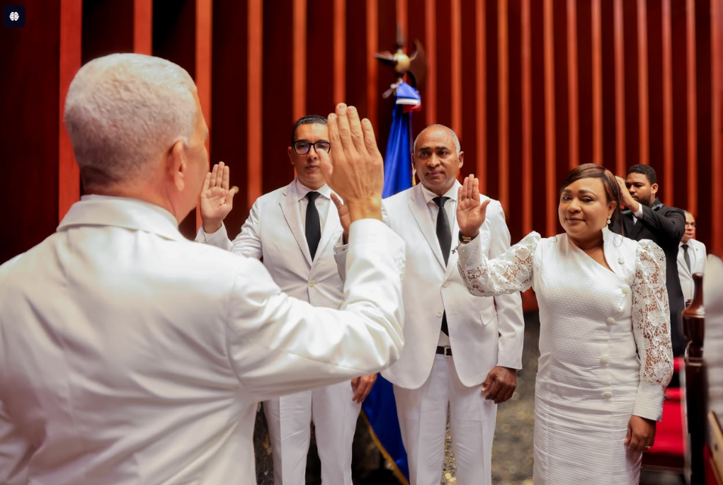 Presidente Ricardo de los Santos juramente bufete directivo del Senado para el periodo 2026-2027