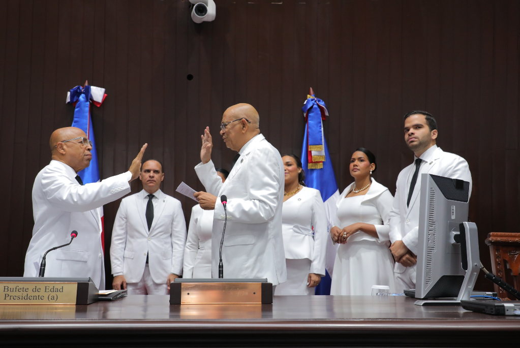 Alfredo Pacheco, mientras se juramenta para un año más comp presidente de la Cámara de Diputados