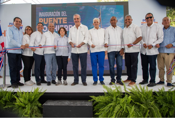 Tras más de 40 años de espera, presidente Abinader inaugura puente Los Hierros en Baní, que conectará comunidades y fortalecerá producción agrícola