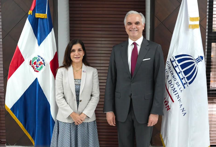 Luis Miguel De Camps y Leah Campos conversaron sobre bilingüismo, tecnología educativa y educación en valores.