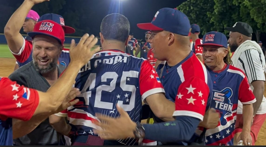 Los equipos 95 North-Cristo-Fe y Los Mellos Softball Club