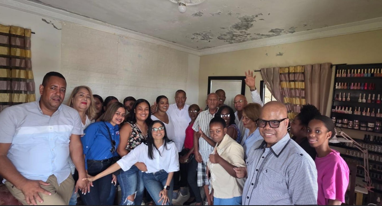 La Vice- presidenta de la Región C del PRM en Villa Altagracia recibe al alcalde de San Cristóbal Nelson De la Rosa