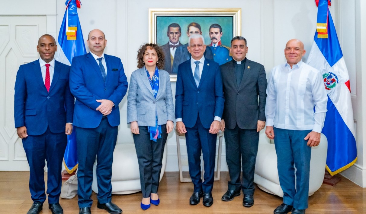 El presidente del Senado, Ricardo de los Santos, recibió en su despacho a la embajadora de España en República Dominicana, Lorea Arribalzaga