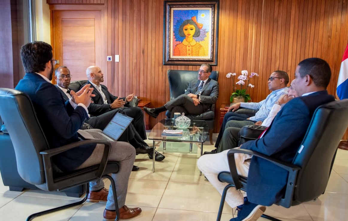 Rector UASD se reúne con comisión de Indotel e IQtek para instalación de Wi-Fi en la sede y otros recintos