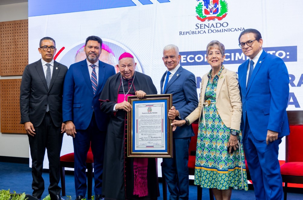 Senado reconoce trayectoria pastoral de monseñor Ramón Benito de la Rosa y Carpio
