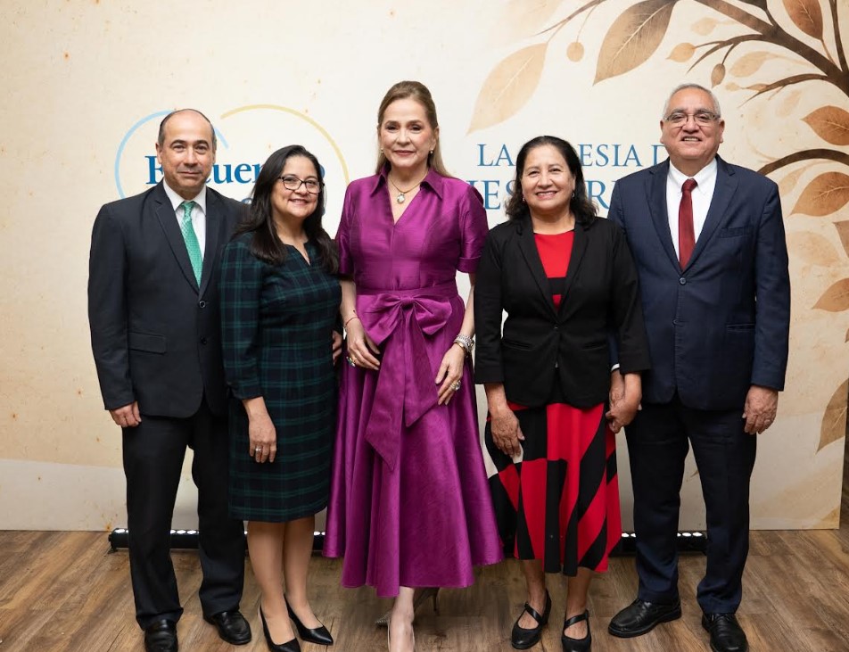Valeri V. Cordón, Glenda Cordón, Jatnna Tavarez, Carmen Montoya y Hugo Montoya