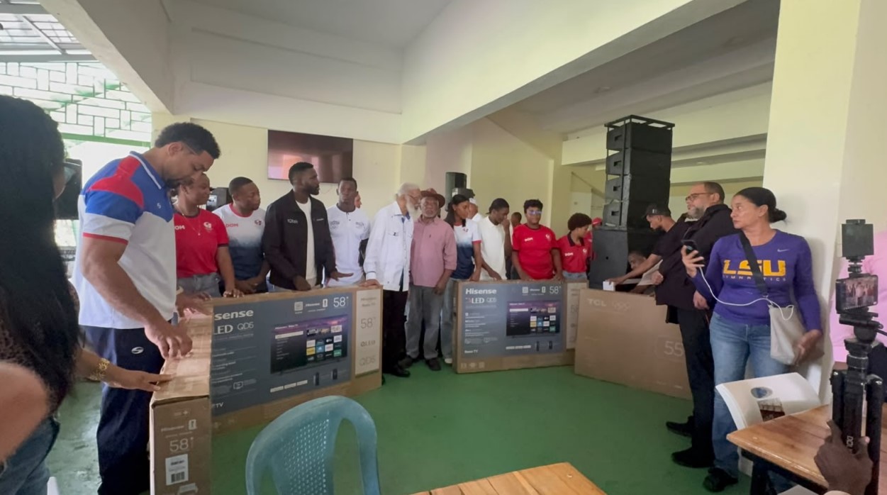 Fenatrano y Unión Deportiva de Bayaguana entregan televisores y motos eléctricas atletas de Monte Plata ganaron medallas