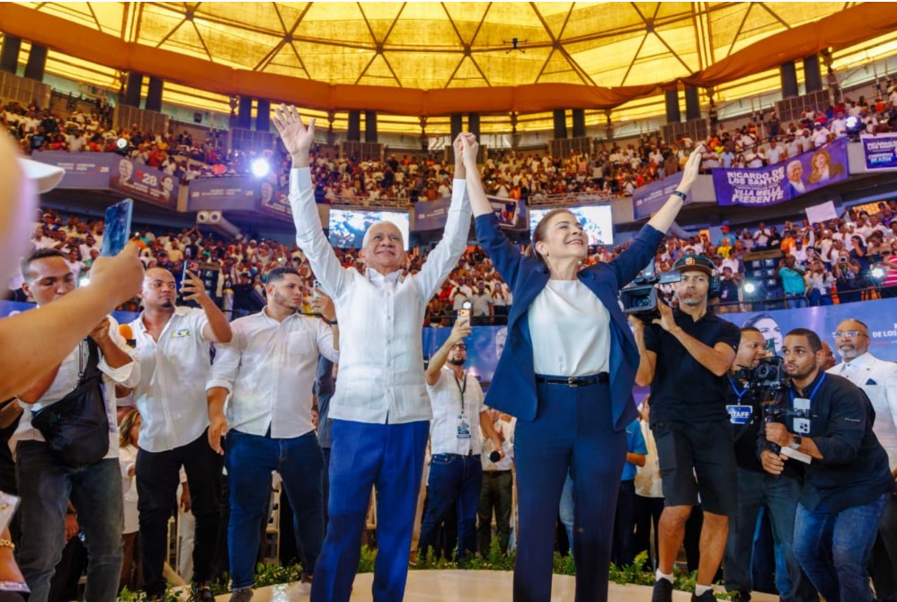 Carolina presenta a Ricardo de los Santos como su jefe de campaña