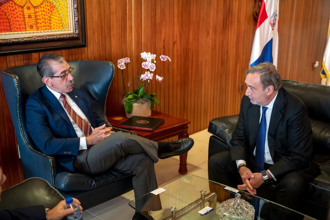 El rector de la UASD, doctor Jorge Asjana David y Luis Antonio Permuy Muñoz-Rivero, director Internacional y de Negocio de Colectivos de la Universidad Internacional de La Rioja (UNIR), de España