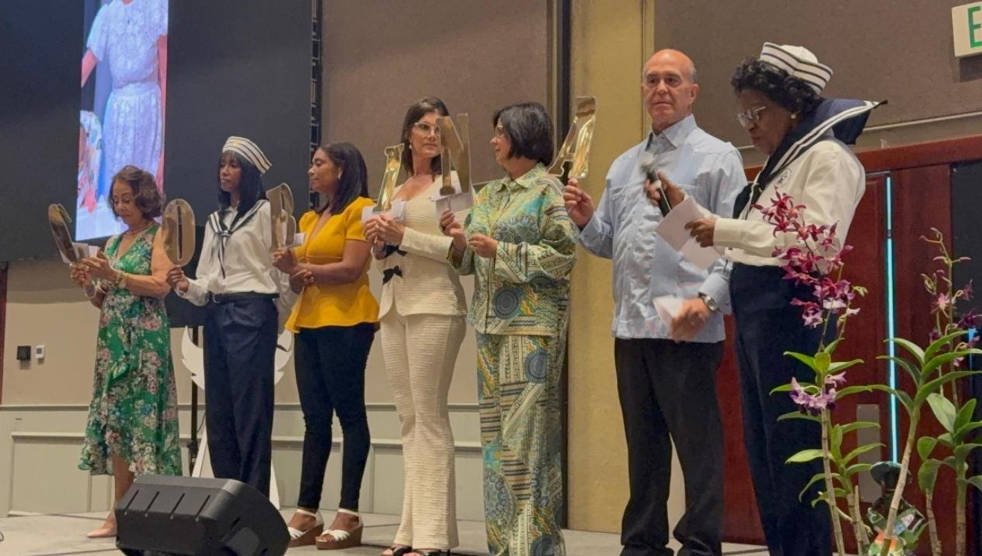 Pacientes de la doctora Corina de Jesús formaron su nombre en el Escenario, junto a María Jacinta Torres, presidenta de la Fundación Escuelita Rayo de Sol.