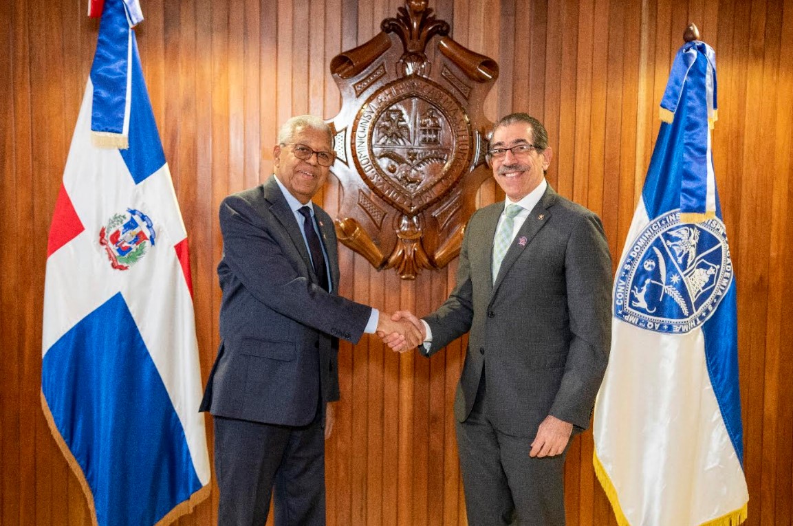 El rector de la UASD doctor Jorge Asjana David recibe al vicecanciller de Relaciones Multilaterales del Ministerio de Relaciones Exteriores (MIREX), doctor Rubén Silié Gatón
