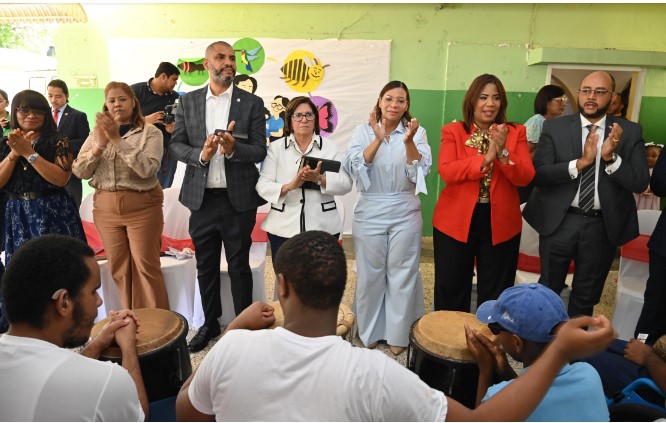 Comisión Especial de Diputados visita centro de sordos-mudos