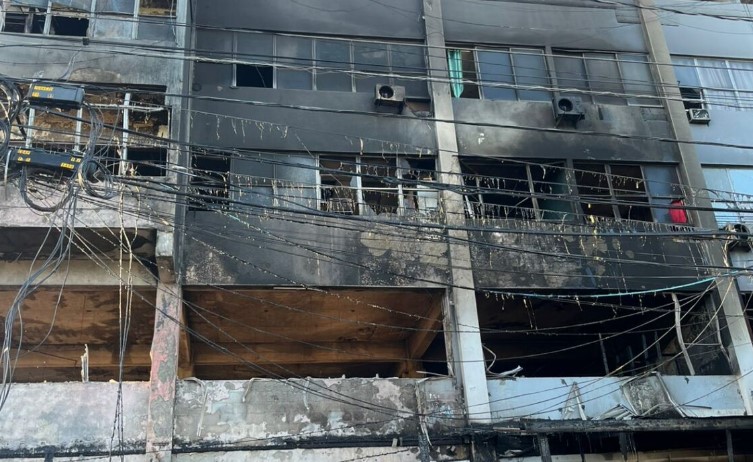 Incendio destruye edificio frente a la UASD