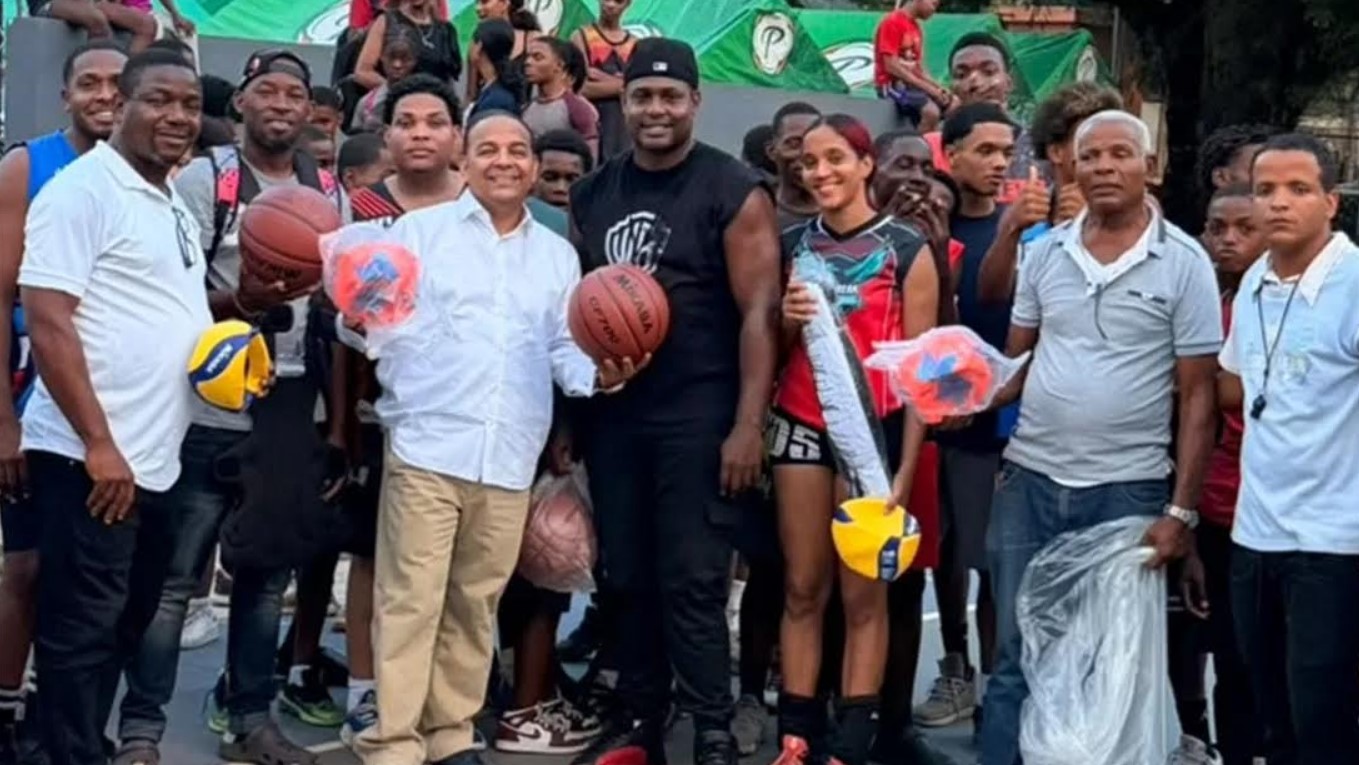 Ludwig Álvarez impulsa el deporte y la juventud con entrega de uniformes y utilería en San José de Mendoza