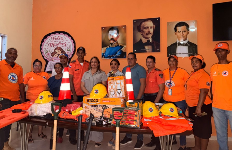 Diputada Shirley López y Emmanuel Bautista donan equipos valorados en RD$400 mil a organismos de socorro