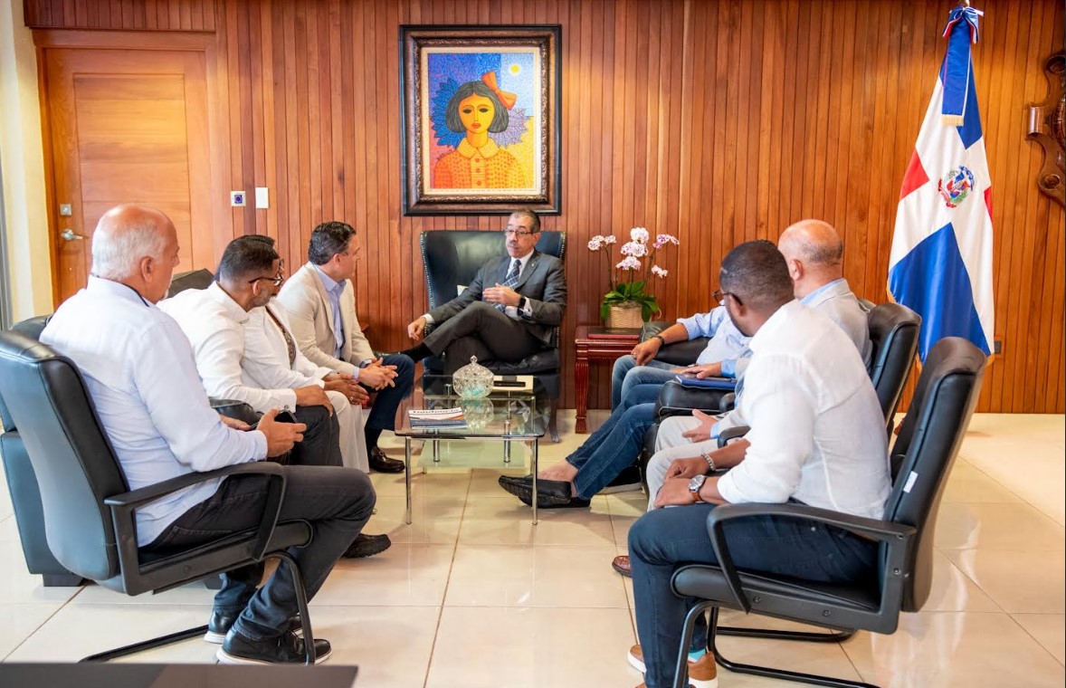 El rector de la UASD, doctor Jorge Asjana David y el ministro del Mivhed, licenciado Jean Luis durante la visita.