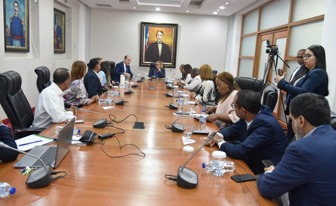 Diputados piden explicaciones al director del INABIE sobre alimentación escolar y contrataciones