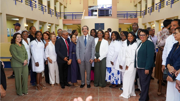 Durante el corte de cinta por el rector, doctor Jorge Asjana David, en el Centro UASD-Higüey.