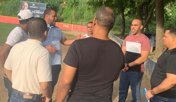 Miembros del Comité Organización en un levantamiento por las instalaciones deportivas, observando sus condiciones para pedir el apoyo de Obras Publicas y el Ayuntamiento