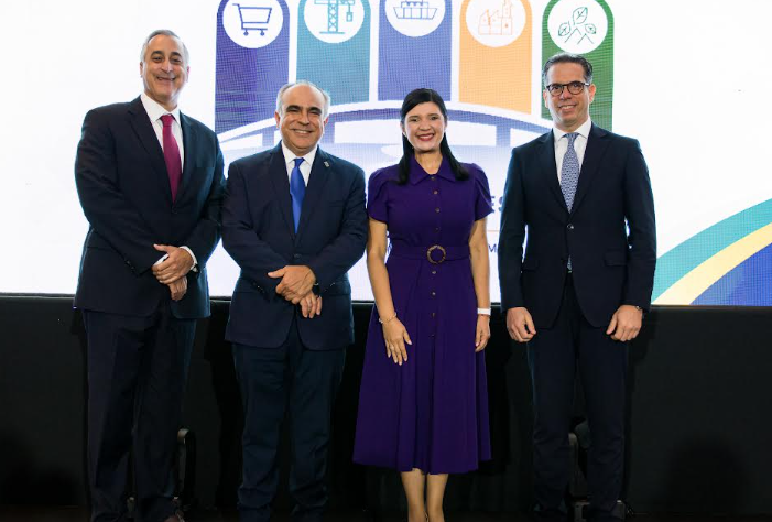 Presidente del CONEP comparte en Panamá modelo de transformación economico de RD