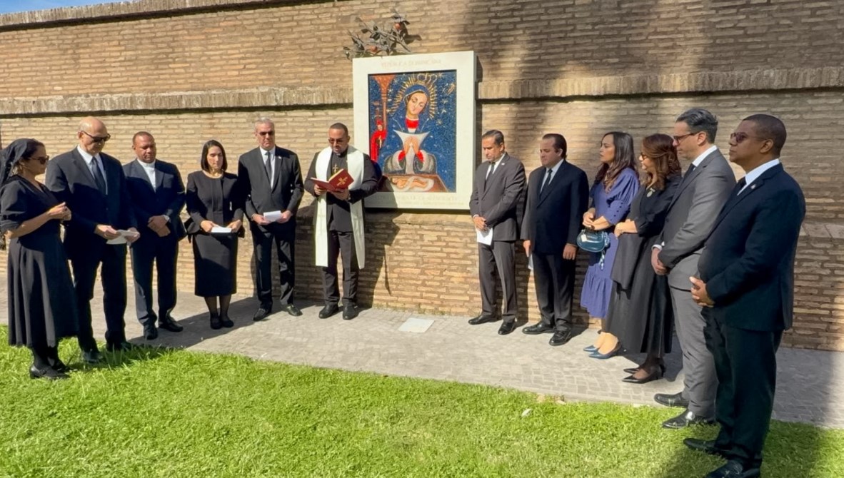 Presidente Abinader pide al pueblo dominicano orar por la salud del papa León XIV desde el Vaticano