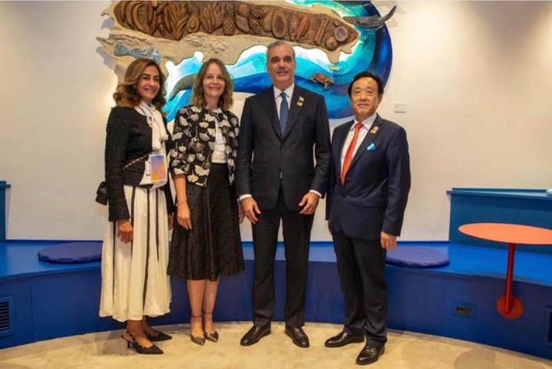 Presidente Abinader inaugura el Salón Dominicano en la FAO con magistral obra escultórica de la artista Victoria Thomen