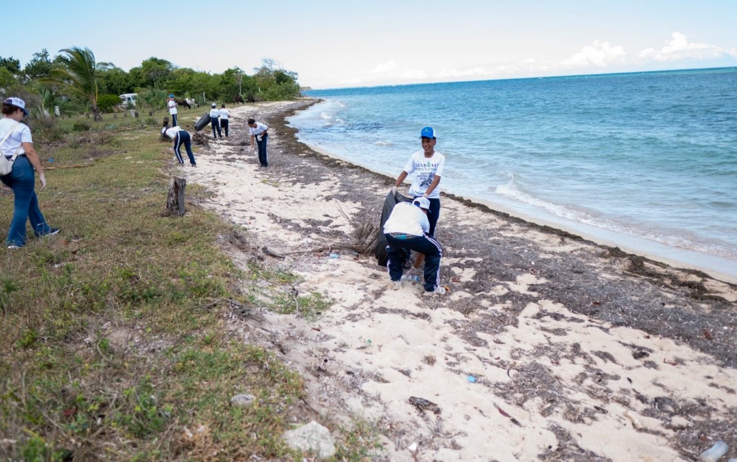 Empresa Seaboard realiza un operativo de recogida de desechos sólidos en el Santuario de Mamíferos Marinos de Manatí Puerto Plata
