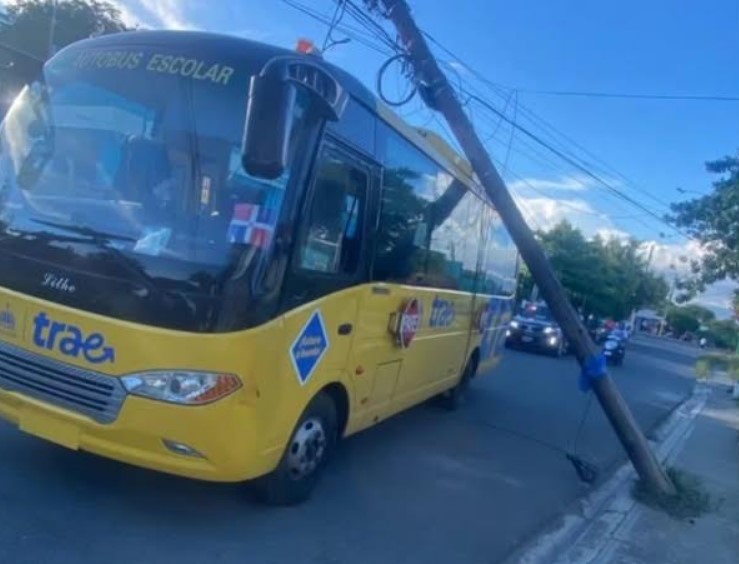 Ministerio de Educación informa autobús escolar afectado por caída de poste eléctrico en Baní no transportaba estudiantes