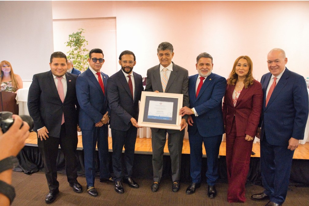 Francisco Peña recibe el reconocimiento “Juan Pablo Duarte Comerciante”