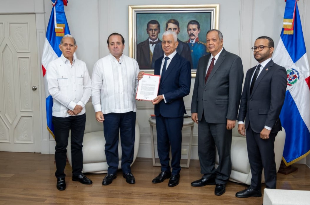 Presidente del Senado, Ricardo de los Santos recibe del Poder Ejecutivo proyecto ley Plan de Ordenamiento Territorial