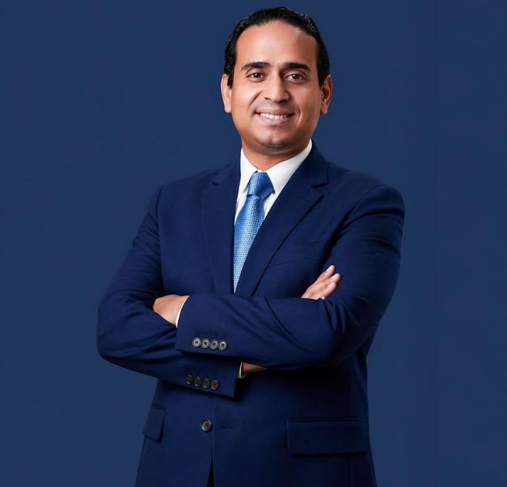 Enrique Segura Quiñones es consultor empresarial y jurista especializado en derecho corporativo, inmobiliario, energético y regulación de sectores estratégicos, con más de 16 años de ejercicio profesional.