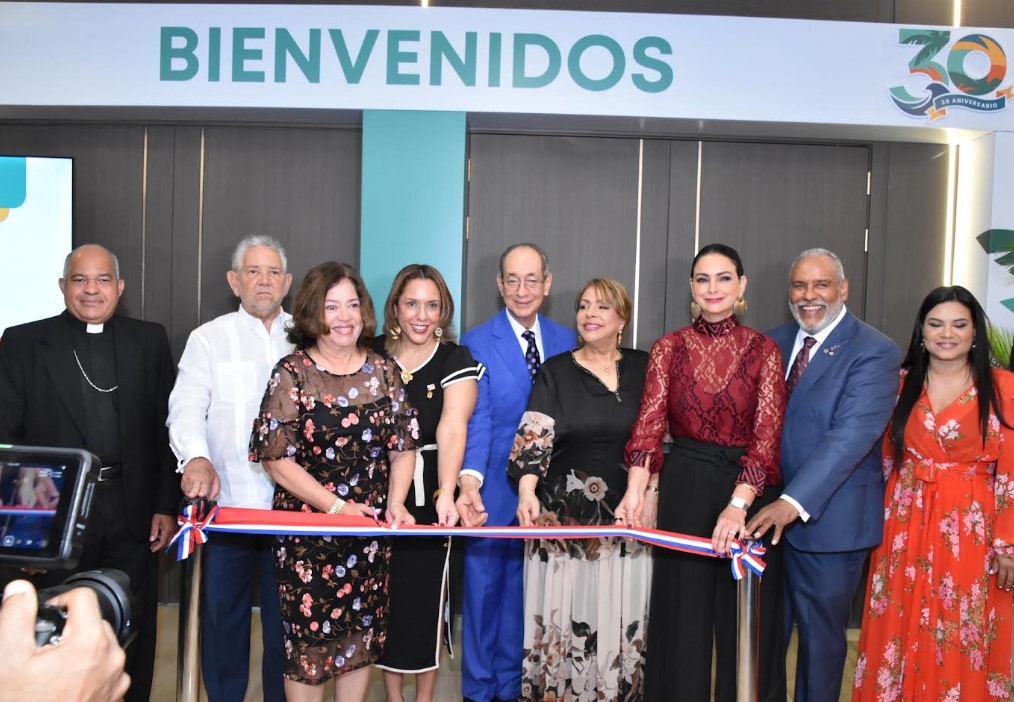 Monseñor Julio Cesar Cornielle, Roberto Rodriguez, Miguelina de Suberví, Yira Ramonet, Luis Felipe Aquino, Luisa de Aquino, Nadkyi Duque, Iván Mancebo .y Sarah Hernández.