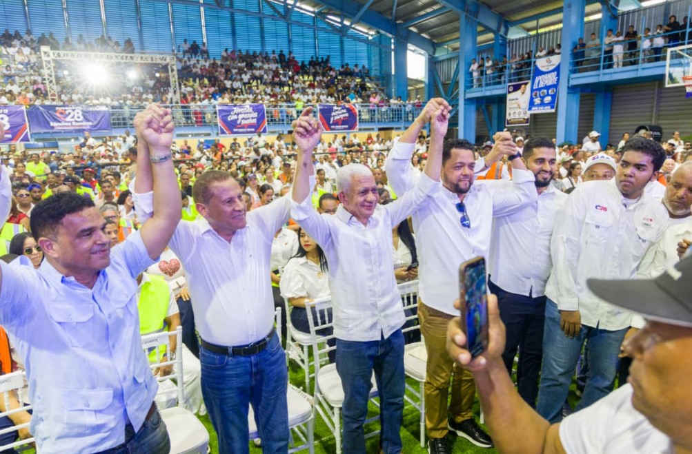 Ricardo de los Santos juramenta al sector construcción de Sánchez Ramírez en respaldo a Carolina Mejía