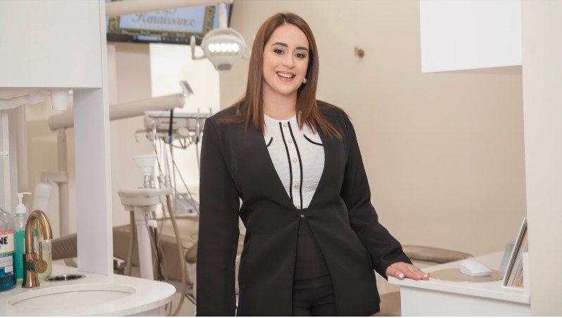 Dra. Elena Solís González, odontóloga y CEO de Renaissance Dental Clinic